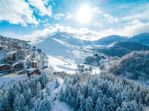 una stazione sciistica in montagna con alberi innevati di Alma Montis - Frabosa Sottana a Villanova Mondovì