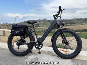 una bicicleta estacionada al costado de una carretera en Rosehill B&B, en Xagħra