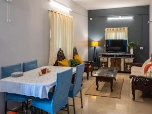 AgarvadoAbigail serene stay的客厅里有一张桌子和蓝色的椅子