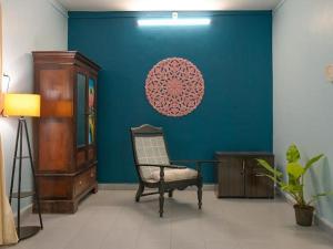 AgarvadoAbigail serene stay的一间设有椅子和蓝色墙壁的房间