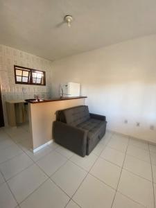 un soggiorno con un divano in una stanza di Nataliana's House a Cabo Frio