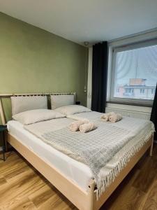 Ένα ή περισσότερα κρεβάτια σε δωμάτιο στο Olive Apartment by Bytko - City Centre - Parking +9 φωτογραφίες