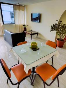 TV a/nebo společenská místnost v ubytování DEPARTAMENTO EN Riobamba