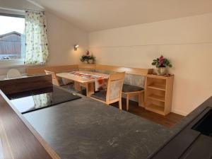 PenningApartment Auszeit bei Christl的带桌子的客厅和餐厅