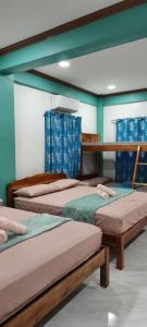 um grupo de quatro camas em um quarto em CCMPC room for rent em San Juan