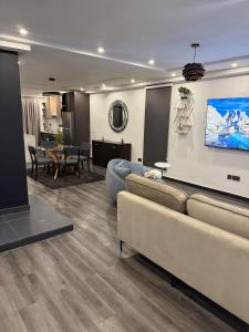 Una televisión o centro de entretenimiento en Villalori Apartments 18 fotos más