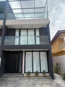 El edificio en el que está el departamento