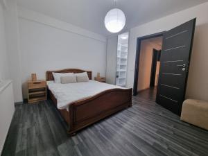 una camera con un grande letto e un armadio di ARKADIA 2 BR APARTMENTs a Bucarest