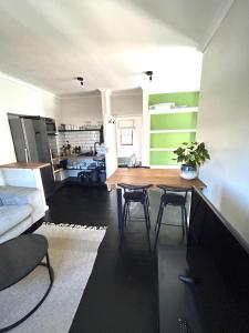 una cucina con un tavolo e sedie in una stanza di De Kalkery Apartment a Kalk Bay