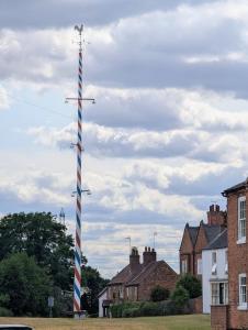 Ein Mast mit einer amerikanischen Flagge davor. in der Unterkunft The Maypole at Wellow in Ollerton