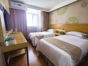 une chambre d'hôtel avec deux lits et un bureau dans l'établissement Greentree Inn Express Beijing Capital International Airport&格林豪泰智选酒店北京首都国际机场店, à Pékin 28 autres photos