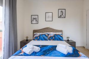 een slaapkamer met een bed met handdoeken erop bij Villa Giavitto in Fiumicino