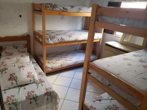 une chambre avec deux lits superposés et une fenêtre dans l'établissement Casa de praia, à Mongaguá
