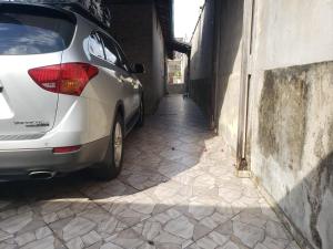 une voiture garée dans une ruelle à côté d'un bâtiment dans l'établissement Casa de praia, à Mongaguá