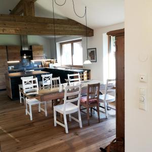 Η κουζίνα ή μικρή κουζίνα στο Ferienwohnung Remise am Reitl +65 φωτογραφίες