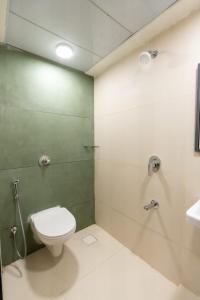 Un baño con inodoro, ducha y lavabo. en House of KP by Union, en Pune 6 fotos más