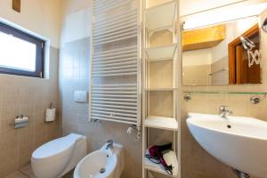 Un baño con lavabo e inodoro en Luna, en Seefeld in Tirol 30 fotos más