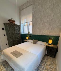 a bedroom with two beds and a window at Alojamiento EL ESPOLON in Alba de Tormes
