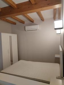 une chambre blanche avec un lit et un plafond dans l'établissement Muelle Real, à Mugardos