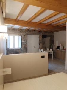 Elle comprend un salon doté de plafonds en bois et d'une table. dans l'établissement Muelle Real, à Mugardos