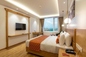 TV a/nebo společenská místnost v ubytování Hotel The Canvas International Near Delhi Airport