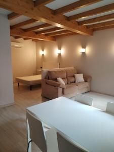 un salon avec un canapé et une table dans l'établissement Muelle Real, à Mugardos