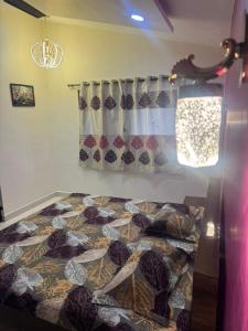 une chambre avec un lit dans une pièce dans l'établissement PARI villa, à Lonavala