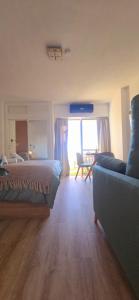 Una sala de estar con dos camas y un sofá en Apartment Costa del Sol, en Benalmádena 10 fotos más