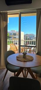 una mesa y sillas con vistas a un balcón en Apartment Costa del Sol, en Benalmádena