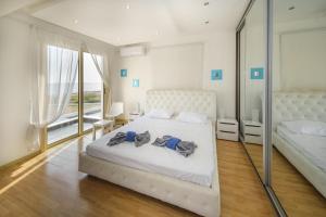 Ένα ή περισσότερα κρεβάτια σε δωμάτιο στο Villa Waves +24 φωτογραφίες