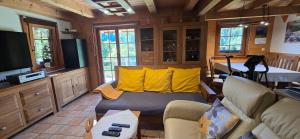 TV/trung tâm giải trí tại Eco House Mozirje