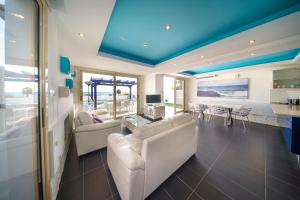 Χώρος καθιστικού στο Villa Waves