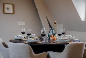 einen Esstisch mit Rotwein in der Unterkunft De Parel - In de winkelstraat in Breda + 14 Fotos