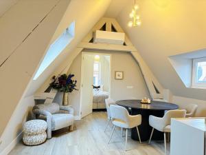 ein Zimmer mit Tisch und Stühlen im Dachgeschoss in der Unterkunft De Parel - In de winkelstraat in Breda