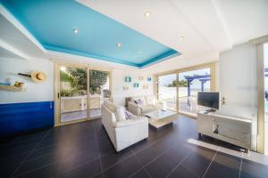 Χώρος καθιστικού στο Villa Waves