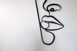 un disegno di un uccello su un muro di Masi House a La Massimina-Casal Lumbroso