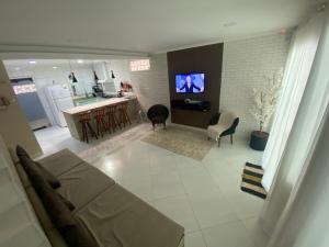 eine Luftansicht auf eine Küche und ein Wohnzimmer in der Unterkunft Linda casa em Tarituba in Paraty