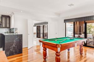 un soggiorno con un tavolo da biliardo di The Iluka Mirage - Sauna - Spa - Heated Pool - Fire pit - 5BR a Perth