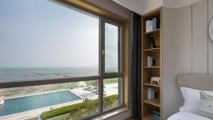 Πισίνα στο ή κοντά στο Huazhu Luxury Seaview Villas in Qingdao Longwan