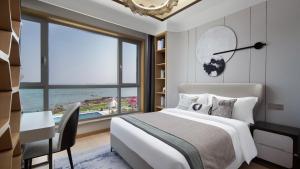 Ένα ή περισσότερα κρεβάτια σε δωμάτιο στο Huazhu Luxury Seaview Villas in Qingdao Longwan