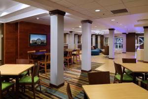 Restaurace v ubytování Fairfield Inn & Suites by Marriott Newark Liberty International Airport