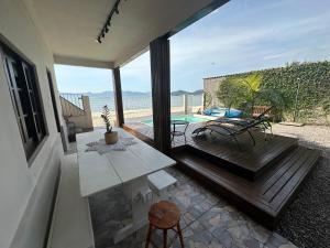 Bazén v ubytování Recanto Pé na Areia SC nebo v jeho okolí