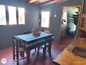 a table with a basket on it in a room at Cabaña Anisacate in Villa Anizacate