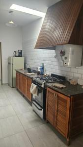 une cuisine avec une cuisinière et un réfrigérateur dans l'établissement Pausa mendocina centro, à San Rafael