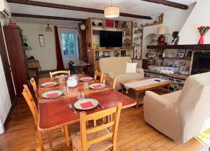 TV a/nebo společenská místnost v ubytování Belle maison, SPA, proche centre-ville