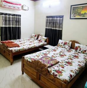 Giường trong phòng chung tại Sabitri Guesthouse & Hotel