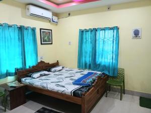 Giường trong phòng chung tại Sabitri Guesthouse & Hotel