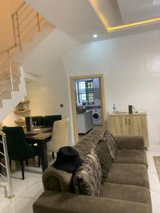 レッキにあるThe Homely Retreatのソファとテーブルのあるリビングルーム +9枚の写真