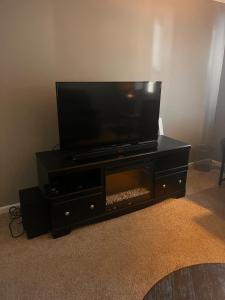 Televiisor ja/või meelelahutuskeskus majutusasutuses Cozy Getaway Near Lake Decatur