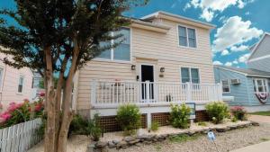 a house with a white fence at Family Tides in Cape May